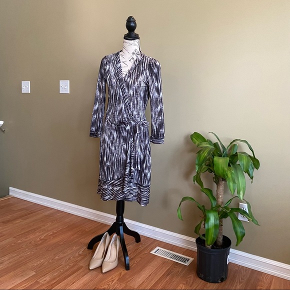 BCBGMAXAZRIA long sleeve wrap dress. Sz Medium. - Picture 5 of 6